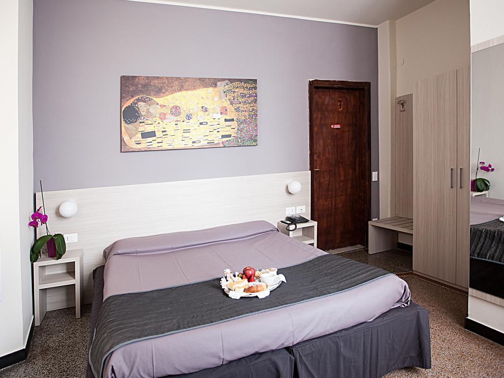 Hotel Ristorante Milton Вараце Екстериор снимка