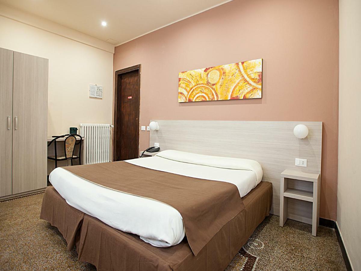 Hotel Ristorante Milton Вараце Екстериор снимка